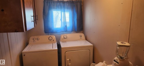 Laundry room with washing machine and dryer - 5002 - 50 Avenue, Dapp, AB - Indoor Photo Showing Laundry Room
