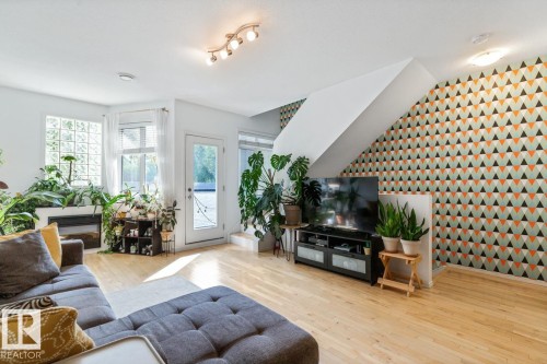 3 9856 83 Avenue, Edmonton, AB - Indoor Photo Showing Living Room