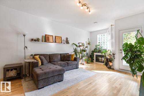 3 9856 83 Avenue, Edmonton, AB - Indoor Photo Showing Living Room