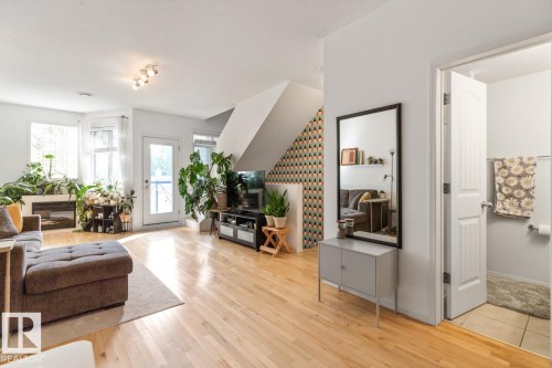 3 9856 83 Avenue, Edmonton, AB - Indoor Photo Showing Living Room