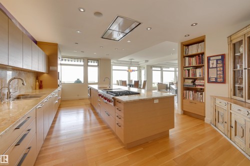 28 Riverside Crescent, Edmonton, AB - Indoor Photo Showing Kitchen With Upgraded Kitchen