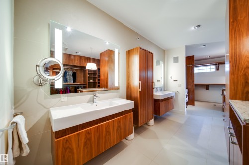 28 Riverside Crescent, Edmonton, AB - Indoor Photo Showing Bathroom