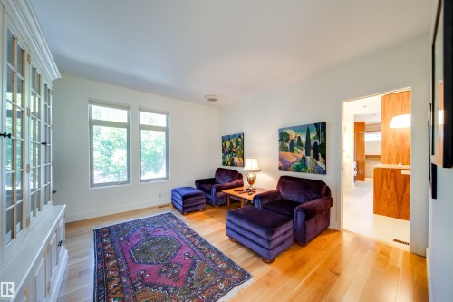 28 Riverside Crescent, Edmonton, AB - Indoor Photo Showing Living Room