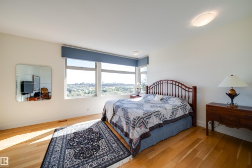 28 Riverside Crescent, Edmonton, AB - Indoor Photo Showing Bedroom