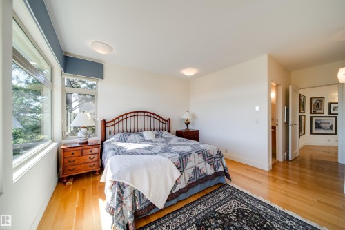 28 Riverside Crescent, Edmonton, AB - Indoor Photo Showing Bedroom