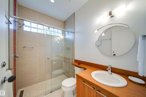 28 Riverside Crescent, Edmonton, AB - Indoor Photo Showing Bathroom