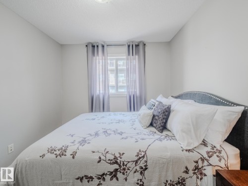35 12004 22 Avenue, Edmonton, AB - Indoor Photo Showing Bedroom