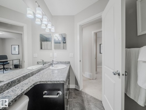 35 12004 22 Avenue, Edmonton, AB - Indoor Photo Showing Bathroom