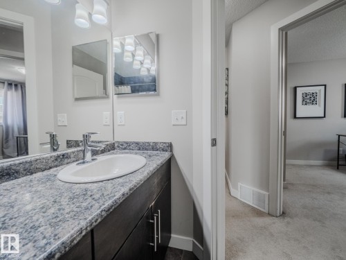 35 12004 22 Avenue, Edmonton, AB - Indoor Photo Showing Bathroom