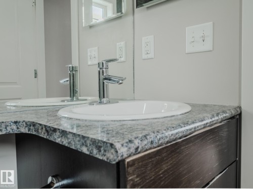 35 12004 22 Avenue, Edmonton, AB - Indoor Photo Showing Bathroom