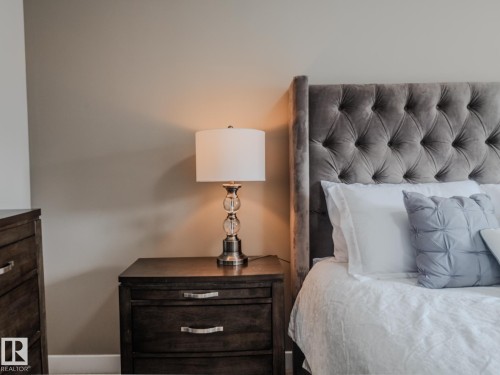 35 12004 22 Avenue, Edmonton, AB - Indoor Photo Showing Bedroom