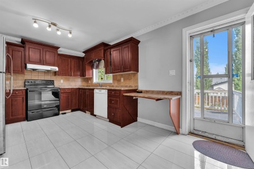 3516 19 Avenue, Edmonton, AB - Indoor Photo Showing Kitchen