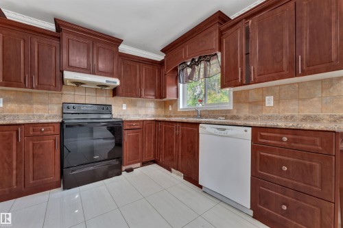 3516 19 Avenue, Edmonton, AB - Indoor Photo Showing Kitchen