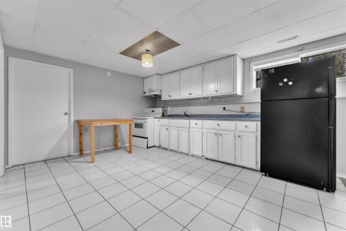 3516 19 Avenue, Edmonton, AB - Indoor Photo Showing Kitchen