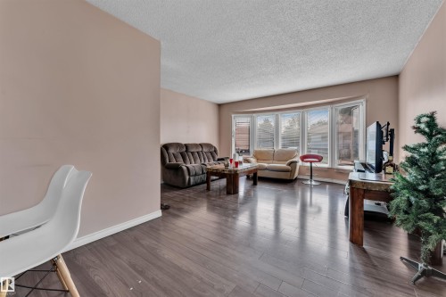 3520 19 Avenue, Edmonton, AB - Indoor Photo Showing Living Room
