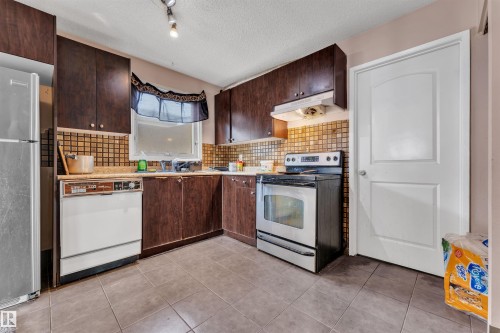 3520 19 Avenue, Edmonton, AB - Indoor Photo Showing Kitchen