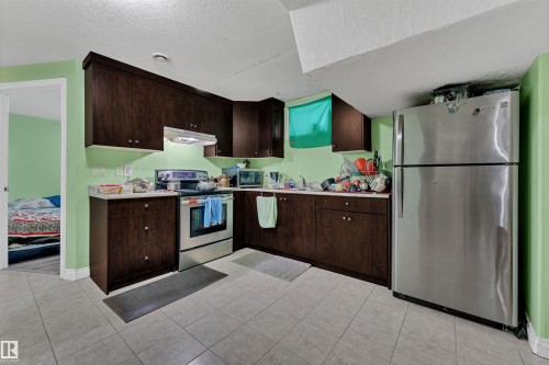 3520 19 Avenue, Edmonton, AB - Indoor Photo Showing Kitchen