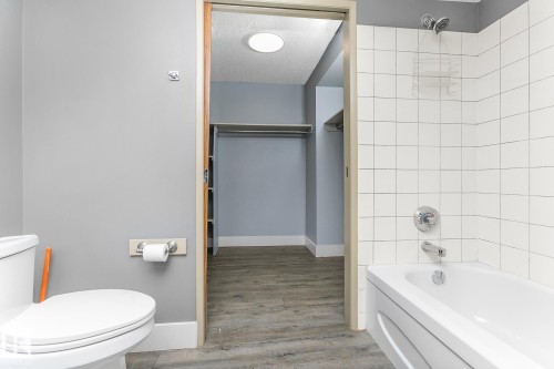1910 10149 Saskatchewan Drive, Edmonton, AB - Indoor Photo Showing Bathroom