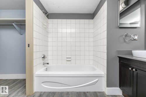 1910 10149 Saskatchewan Drive, Edmonton, AB - Indoor Photo Showing Bathroom