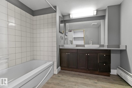 1910 10149 Saskatchewan Drive, Edmonton, AB - Indoor Photo Showing Bathroom