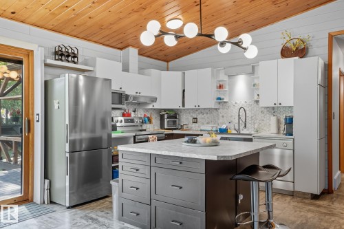 6309 49 St, Rural Wetaskiwin County, AB - Indoor Photo Showing Kitchen With Upgraded Kitchen