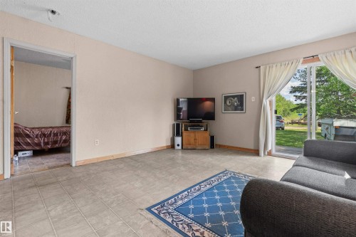 5081 4 Street, Rural Lac Ste. Anne County, AB - Indoor Photo Showing Living Room