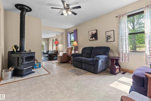 5081 4 Street, Rural Lac Ste. Anne County, AB - Indoor Photo Showing Living Room