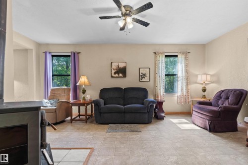 5081 4 Street, Rural Lac Ste. Anne County, AB - Indoor Photo Showing Living Room