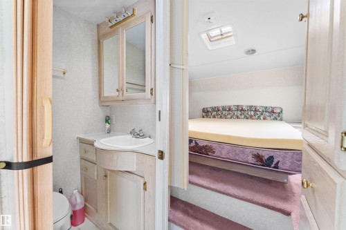 5081 4 Street, Rural Lac Ste. Anne County, AB - Indoor Photo Showing Bathroom