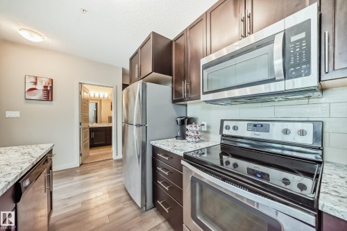 327 508 Griesbach Parade, Edmonton, AB - Indoor Photo Showing Kitchen