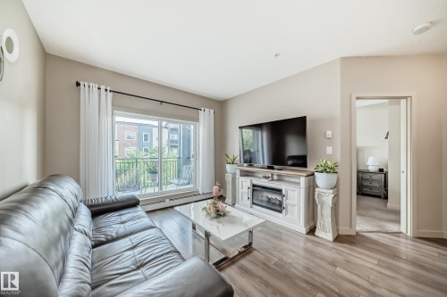 327 508 Griesbach Parade, Edmonton, AB - Indoor Photo Showing Living Room