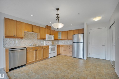 331 592 Hooke Road, Edmonton, AB - Indoor Photo Showing Kitchen