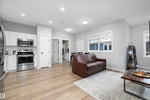 4229 Veterans Way, Edmonton, AB - Indoor Photo Showing Living Room