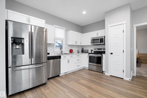 4229 Veterans Way, Edmonton, AB - Indoor Photo Showing Kitchen