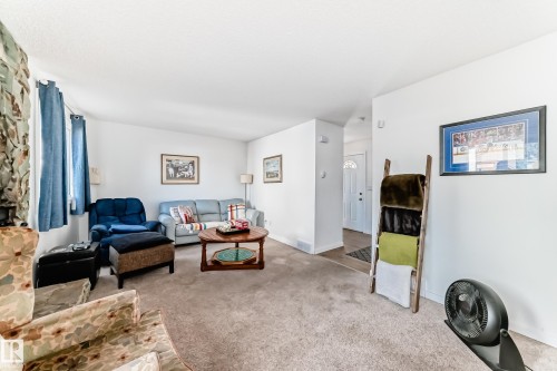 18611 66 Avenue, Edmonton, AB - Indoor Photo Showing Living Room