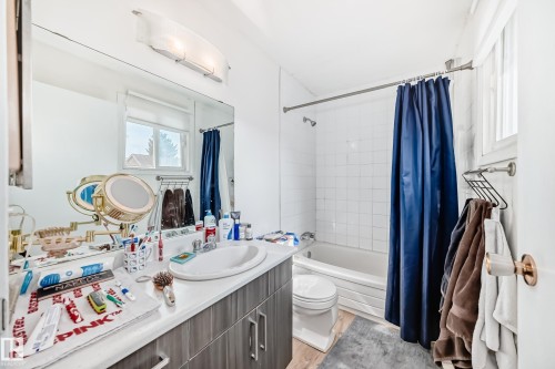 18611 66 Avenue, Edmonton, AB - Indoor Photo Showing Bathroom