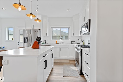 182 Caledonia Drive, Leduc, AB - Indoor Photo Showing Kitchen With Upgraded Kitchen