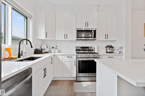 182 Caledonia Drive, Leduc, AB - Indoor Photo Showing Kitchen With Upgraded Kitchen
