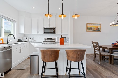 182 Caledonia Drive, Leduc, AB - Indoor Photo Showing Kitchen With Upgraded Kitchen
