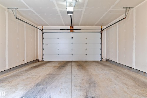 182 Caledonia Drive, Leduc, AB - Indoor Photo Showing Garage