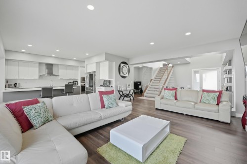 1487 Howes Crescent, Edmonton, AB - Indoor Photo Showing Living Room
