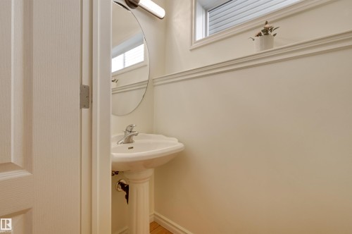 11729 71A Avenue, Edmonton, AB - Indoor Photo Showing Bathroom