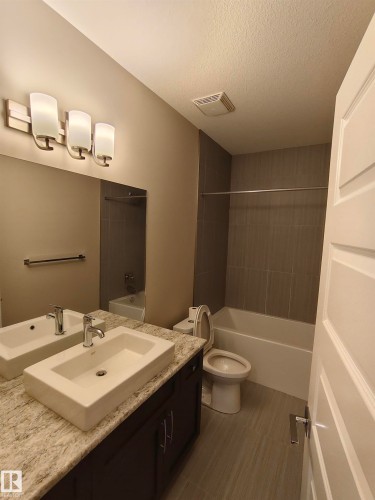 9527 75 Avenue, Edmonton, AB - Indoor Photo Showing Bathroom