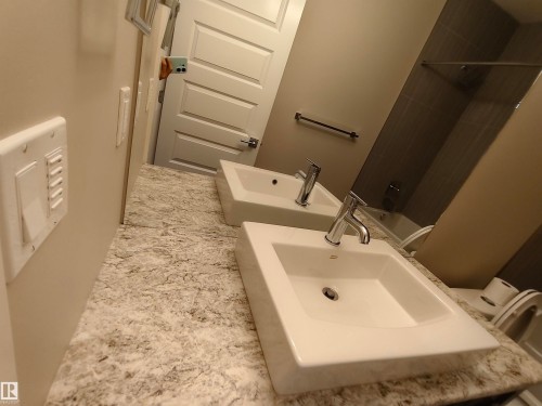 9527 75 Avenue, Edmonton, AB - Indoor Photo Showing Bathroom