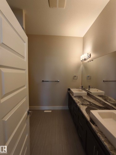 9527 75 Avenue, Edmonton, AB - Indoor Photo Showing Bathroom