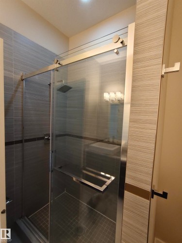 9527 75 Avenue, Edmonton, AB - Indoor Photo Showing Bathroom