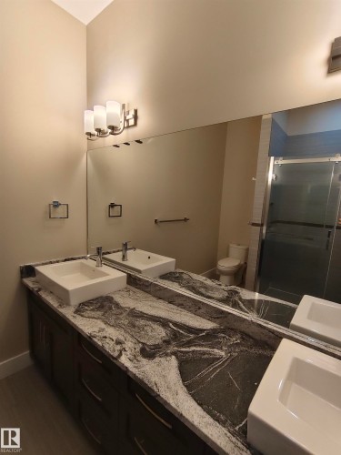 9527 75 Avenue, Edmonton, AB - Indoor Photo Showing Bathroom