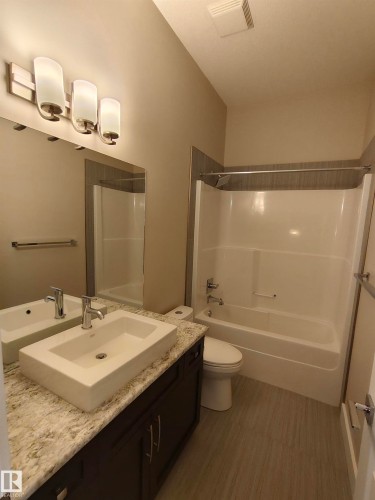 9527 75 Avenue, Edmonton, AB - Indoor Photo Showing Bathroom