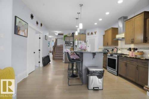 1928 51 Street, Edmonton, AB - Indoor Photo Showing Kitchen With Upgraded Kitchen