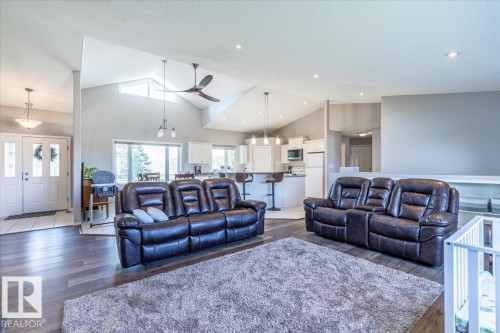 27318 Twp Road 482, Rural Leduc County, AB - Indoor Photo Showing Living Room